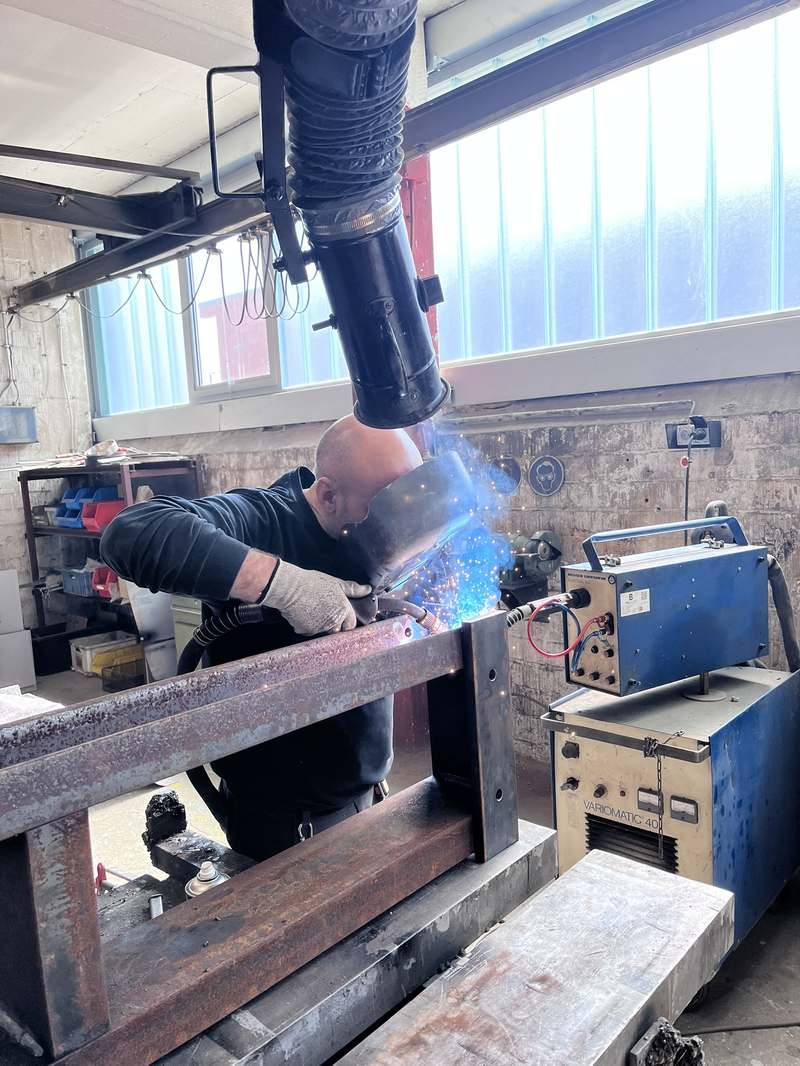 Schweißarbeiten am Maschinenrahmen in der Werkstatt
