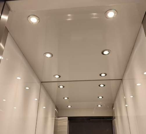 Kabinendecke mit Edelstahlblenden und LED-Spots